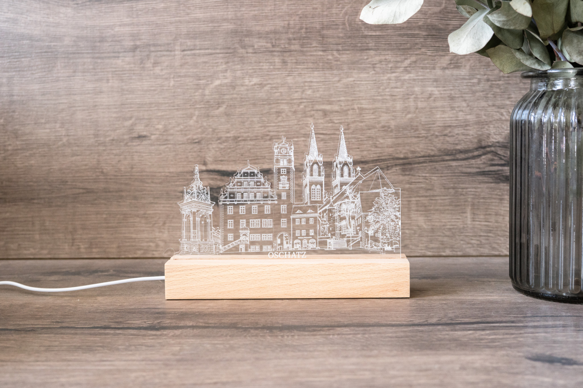 LED Acryl Lampe mit Oschatz Skyline auf Holzsockel, warmweißes Licht, USB-Stadtlampe als Deko und Heimatgeschenk